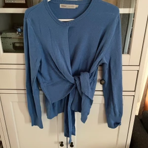 Blå omlottkofta från InWear - Säljer en blå omlottkofta från InWear med knytning framtill. Storlek XL💕