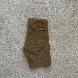 Beiga manchester shorts från Gabba - Snygga beiga shorts från Gabba i mjuk manchester. Klassisk modell med fickor fram och bak, bälteshällor och knappstängning. Perfekta för en chill sommarlook med lite retrovibe.