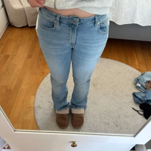 Ljusblå bootcut jeans - Säljer ett par ljusblå jeans med bootcut-modell och vanliga fickor. Från lager 157 men bra skick. 