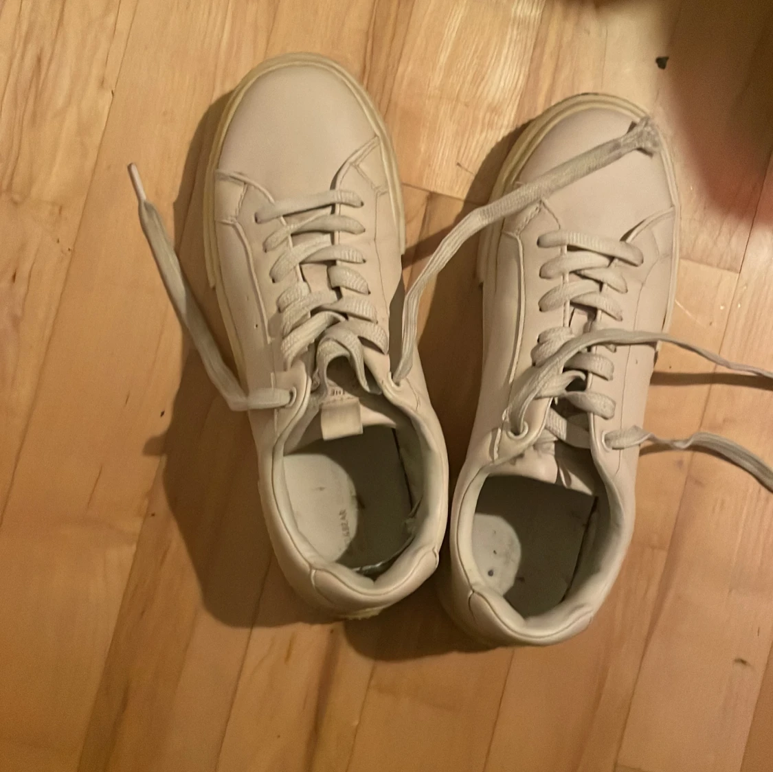 Vita pull & bear sneakers med platt sula