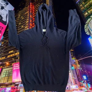 Mörkblå kashmir hoodie - ”Pris förslag!🙌🏻” Mörkblå kashmire hoodie stl s men passar xs då den är liten i stl, acceptabelt skick då det finns ett märke på tröjan 👕. Start pris 300kr kom med bud, byten eller frågor!📩🙌🏻 pris är inte hugget i sten 🪨 nypris 1000kr💵
