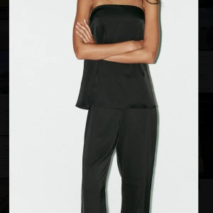 Svarta set i satin - Svart detta trendiga set i satin från Zara, båda är helt nya med prislappen på. Storlek XS. Har inga bilder på mig själv då de inte passade mig. 