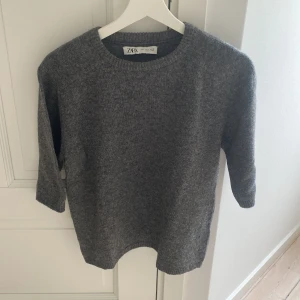 Grå stickad tröja från Zara - Jag bär vanligtvis stl S så denna är väldigt liten i storleken!! Den är aldirg använd.