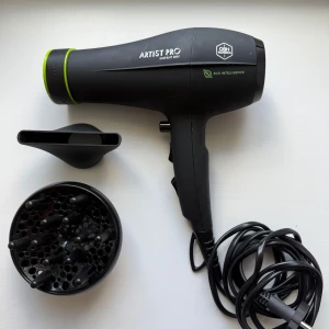 OBH Nordica Artist Pro Instant Dry - Model NV6041N0. Toppen hårtork som är i toppskick. Kommer med två tillbehör beroende på hur du vill fixa håret.