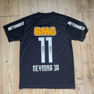 Neymar Santos fotbollströja - Hej, jag säljer nu denna feta Neymar tröjan! Om ni har frågor är det bara att skriva! Replika, skickar ut den inom ett dygn!