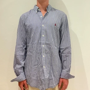 Randig Ralph Lauren Skjorta - Vit/ blå randig Ralph lauren skjorta || Storlek S || Skjortan är i bra skick || Mitt pris 599kr || Modellen på bilden är 170cm och väger 62kg || Tveka inte på att höra av dig vid frågor eller funderingar 