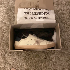 Golden Goose skor beige  - Säljer nu mina Golden Goose skor eftersom det inte riktigt passade mig i storleken, helt oanvända och inga defekter. 