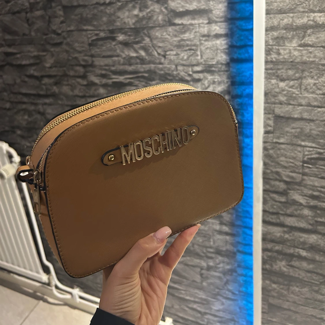 Beige axelväska från Moschino