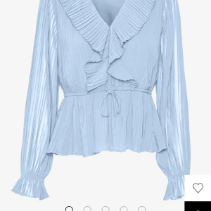 Ljusblå blus med volanger - Från veromoda helt nyskick. Kommer inte till användning