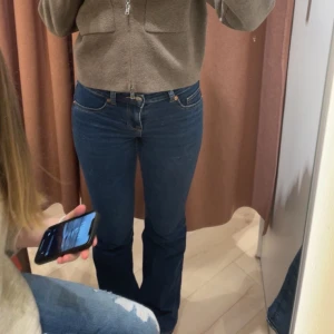Low-waist Bootcut Jeans, mörkblå - Utsvänga lågmidjade örkblåa jeans från H&M, jättefint skick men ändå använda väl. Säljer pga att de är lite korta och sitter för tajt!