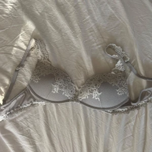 Intimissimi bh - Säljer min gioia pretty flowers bh eftersom den inte passar mig. Den är mycket använd men är fortfarande i bra skick!