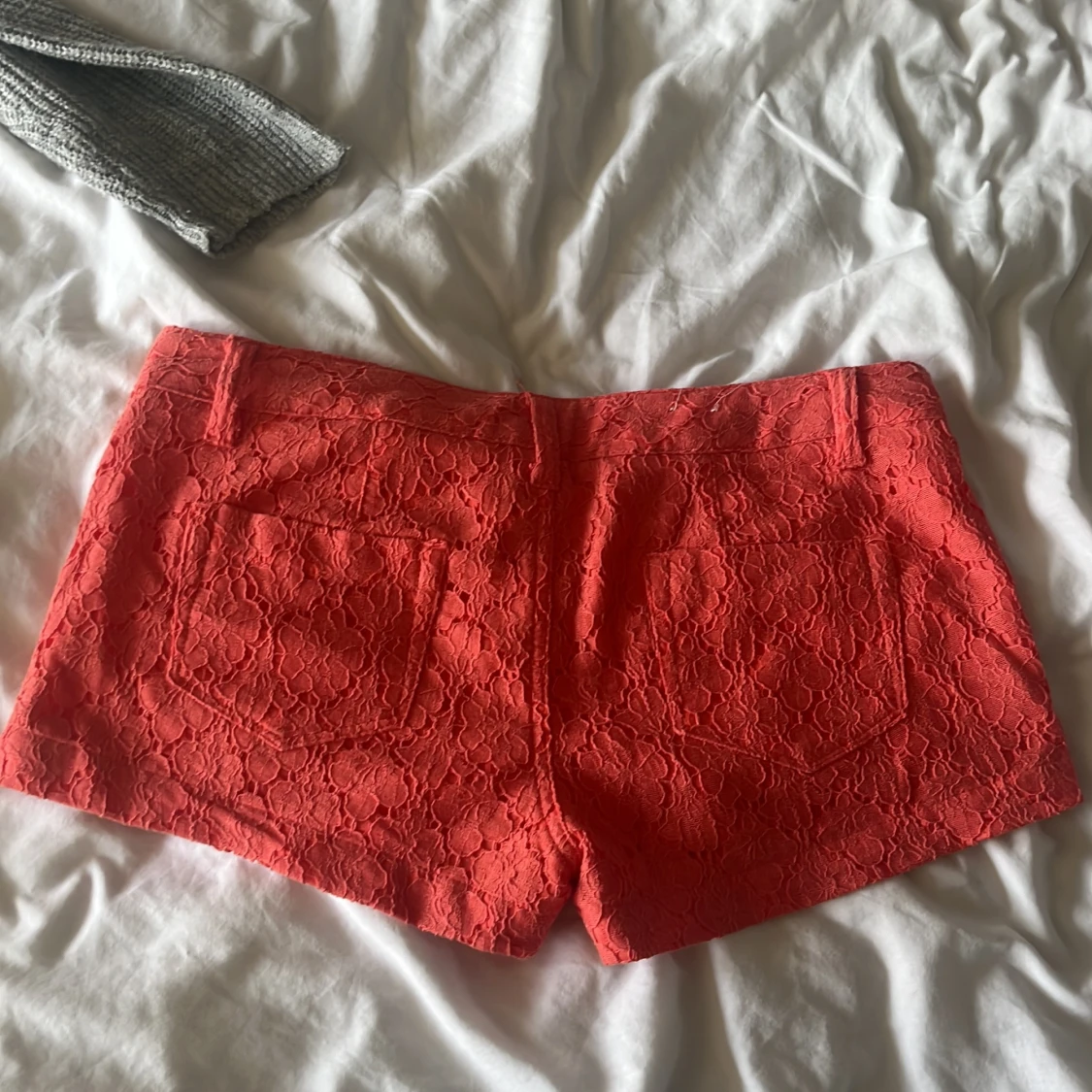 Korallrosa lågmidjade spets-shorts  - 2