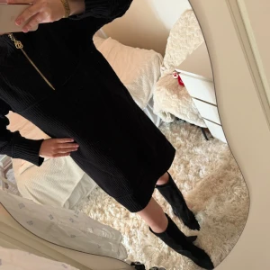 By Malene Birger stickad långtröja  - Säljer min super super snygga Malene Birger långtröja som kommer matcha perfekt till höstens trender! 🌟🖤 Så snygg med svarta stövlar till och guldiga smycken.   Köpte den på Tara (RagLady) på Kungsmässan för några år sedan för ca 5000kr. Super sparsamt använd!  I mycket bra skick! 🥰🩷