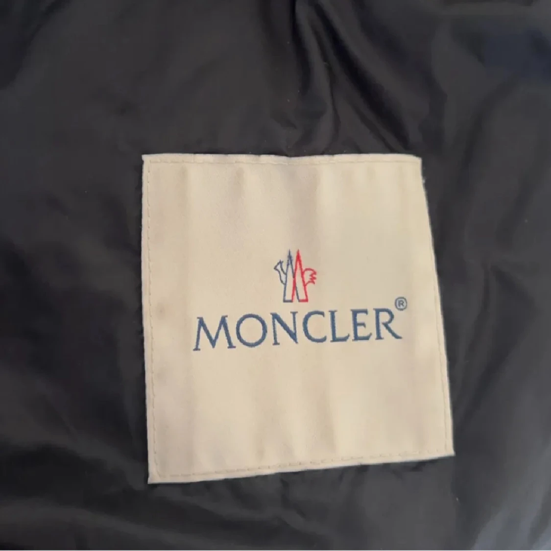 Svart Moncler dunjacka med huva - 3