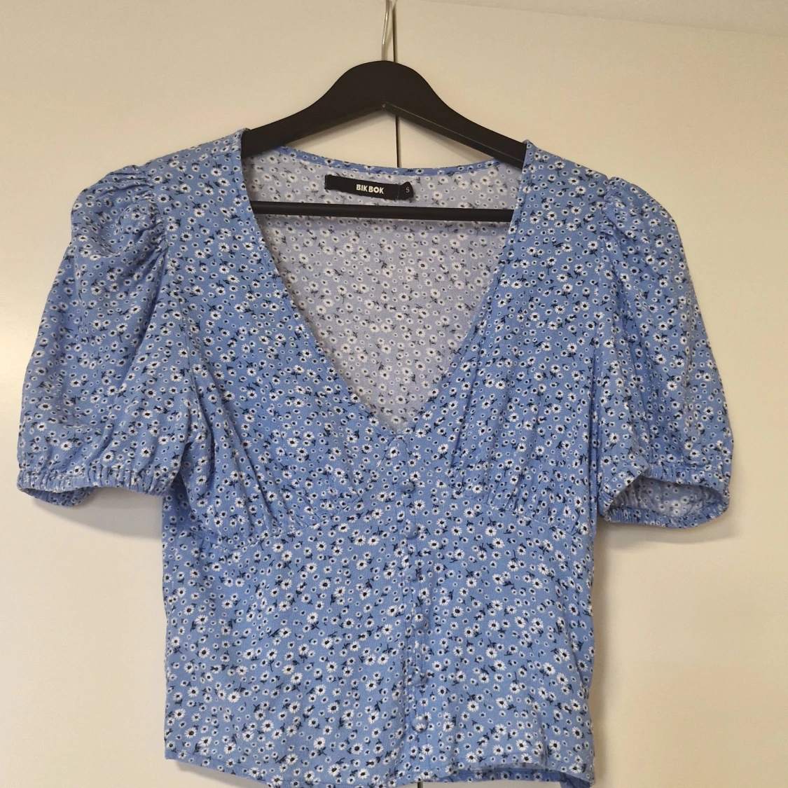 Blommig blå blus från Bik Bok