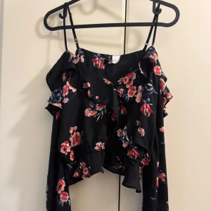 Blus H&M - En blus från H&M i stl 38 som är i väldigt bra skick säljs för 60 kr.