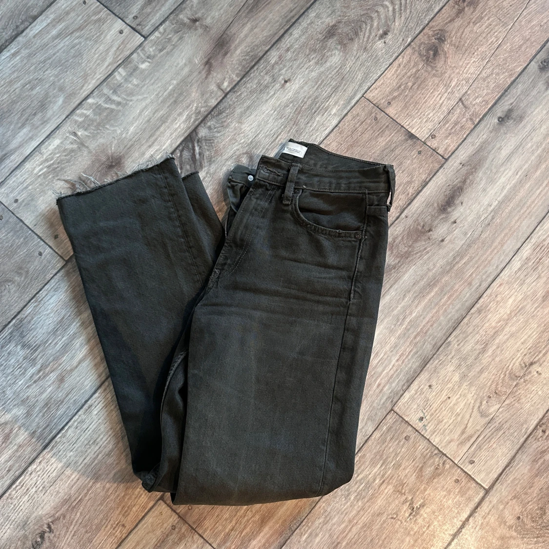 Mörkgrå raka jeans från Zara - 1