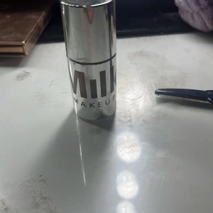 Milk Makeup Future Fluid Concealer - Milk Makeup Future Fluid All Over Cream Concealer i en snygg silverfärgad tub med applikator. Krämig formula i en medium till mörk beige nyans, perfekt för att täcka ojämnheter och ge en jämn finish. Modern och stilren design, enkel att använda.