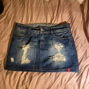 Blå jeanskjol - Jättefin jeanskjol, köpt secondhand men säljer den vidare eftersom den tyvärr inte passade mig!❤️
