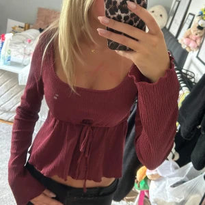 Vinröd långärmad topp med knyt -  vinröd långärmad topp från Nelly