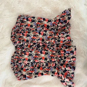 Blommig topp från H&M - Superfin blommig topp/korsett från H&M i storlek M. Den är insydd i ryggen💗
