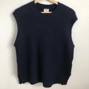 Stickad väst  - Jättefin stickad väst från Stories. Passar både S och M