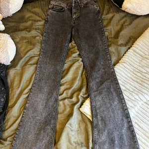 Svarta bootcut jeans från Gina Tricot - Snygga svarta bootcut jeans från Gina Tricot i storlek 34