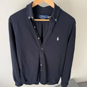 Mörkblå skjorta från Polo Ralph Lauren - Snygg mörkblå skjorta från Polo Ralph Lauren i lätt mesh-bomull. Nypris ligger på ca 1800kr. Mittpris 699kr. Bara att skriva vid funderingar mvh Liam😁