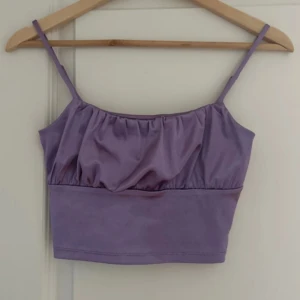 Lila croppad linne - Köpt secondhand, har lite slitningar på bröstet (se sista bild) ✨