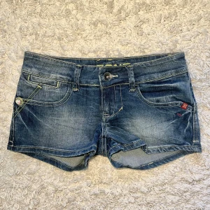 Blå jeansshorts från  Girl Zone - Köp via Swish + frakt (ej köp nu) eller direkt via vinted @moa.06 (pga plicks nya avgifter) 🩷Snygga blå jeansshorts från Girl Zone med slitna detaljer och kontrastsömmar. Klassisk femficksmodell, låg midja och coola bakfickor med mönster. Materialet är stretchigt med 98% bomull och 2% elastan för extra komfort.