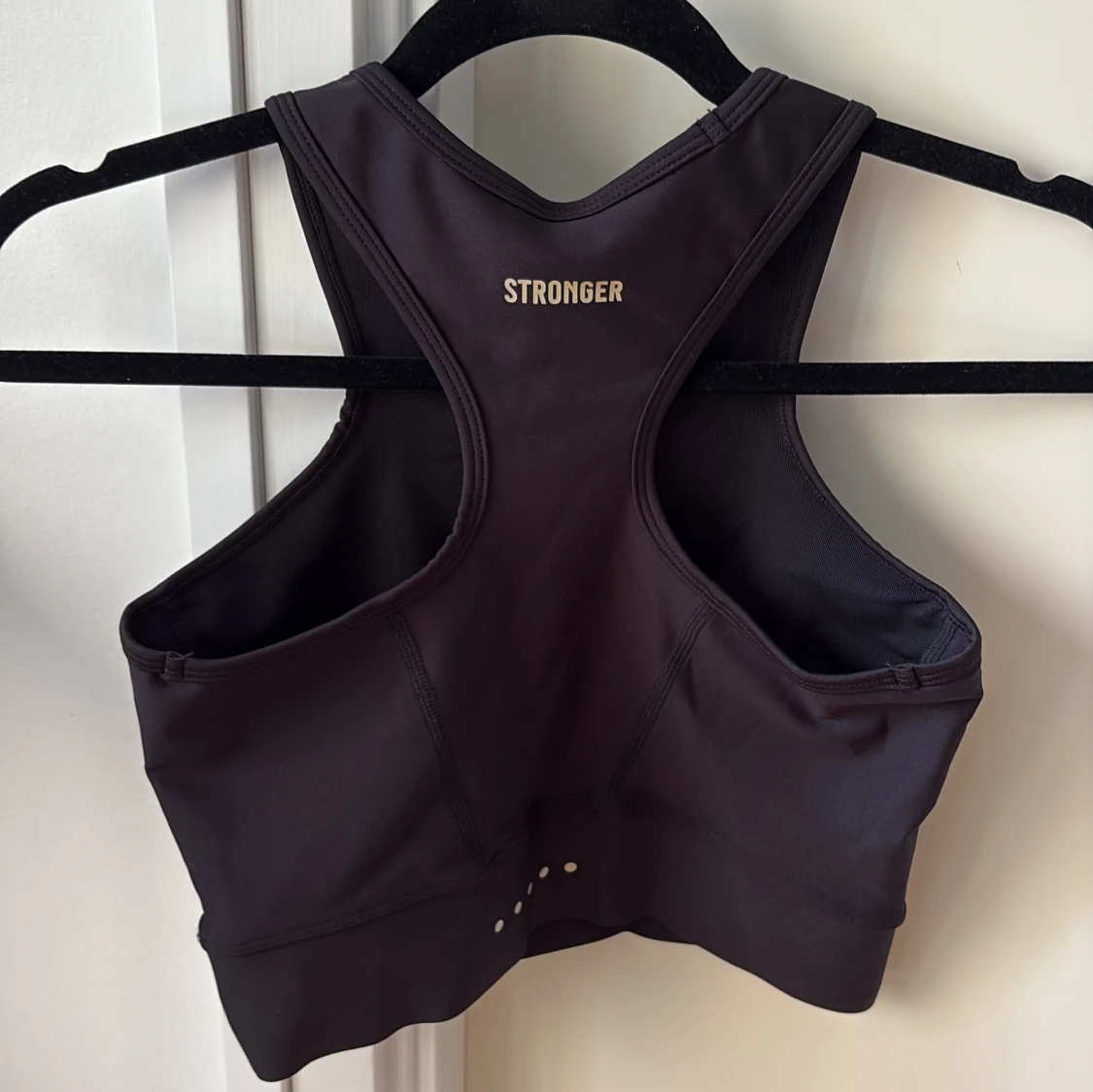 Svart sporttopp från Stronger - 1