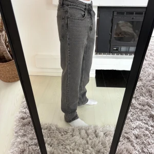 Regular fit jeans zara - Regular fit jeans från zara. Storlek w30. Är 178cm för jämnförelse