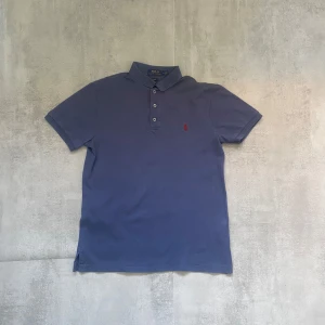 Blå Polo Ralph Lauren piké  - Jag Säljer en fet pike från Polo Ralph Lauren| skicket på tröjan är bra 8/10 | storlek M | ny pris 2000: mitt pris är 299 | skriv vid frågor och funderingar     15  