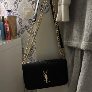 Ysl väska - Säljer den här jättefina väskan från Ysl, aldrig använd. Väskan är inte äkta