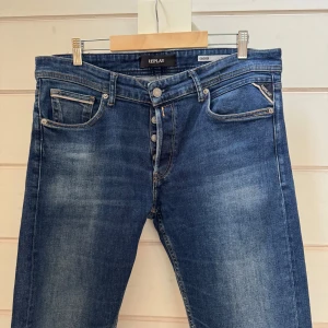Replay Jeans Grover - Tjenare, säljer ett par replay jeans i modellen Grover. Dem är i storlek W34 L32 och i mycket bra skick, endast några små fläckar som knappt syns. Hör gärna av er vid frågor och funderingar!🤗