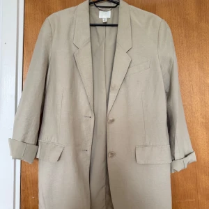 Kaval beige overzize - Oversize kavaj i färgen beige. 