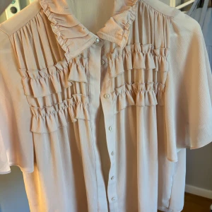 Ljusrosa blus ifrån Zara - Säljer en jättefin ljusrosa blus ifrån Zara i storlek XS. Jag köpte blusen här på Plick men av mig är den endast använd två gånger.💘