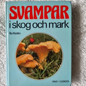 Svampar i skog och mark Bo Nylén - Upptäck svamparnas värld med denna färgglada och detaljerade bok! Perfekt för dig som vill lära dig mer om svampplockning, hitta ätliga arter och undvika farliga dubbelgångare. Fylld med foton och praktiska tips för både nybörjare och erfarna naturälskare. Acceptabelt skick.