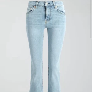 Ljusblå bootcut jeans - Säljer mina jätte fina ljusblåa bootcut jeans från Gina tricot❣️knappast använda!! Kom privat för bilder på!