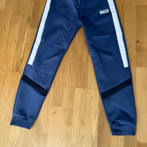 Mckenzie byxor - Tjena, säljer dessa Mckenzie byxor som är en del av en tracksuit. Den är i riktigt bra skick som ny. Den är köpt från jd. Den passar dig som är mellan 160-175, tveka inte att skriva om det är något!