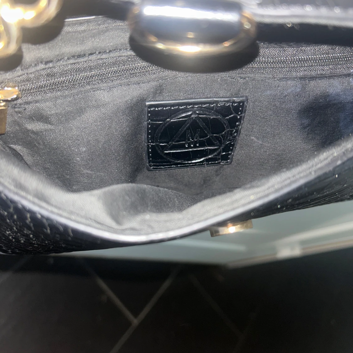 Svart axelväska med kedja från Missguided - 2