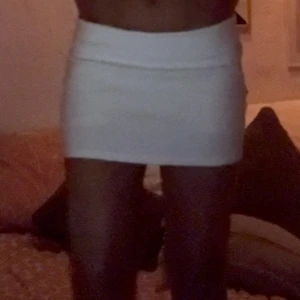 Vit tight minikjol - Säljer en vit minikjol, med inbyggada shorts i. Aldrig anvädnd förutom på bilden så den är i bra skick, storlek S. Det är bara och skriva om du har fler frågor💗