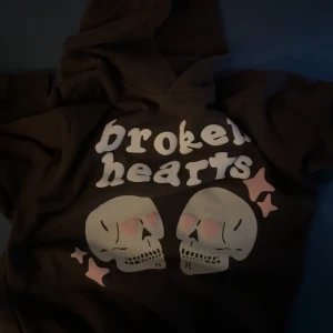 Broken planet hoodie  - Brun broken planet hoodie i jätte bra skick, väldigt unik och cool färg/tryck. Bra och tjockt material . 