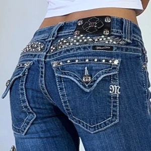 Miss me jeans  - Snygga Miss me jeans i äldre modell, lågmidjade & bootcut💗 (vill egentligen inte sälja😩). midja 78cm & Innerben 85cm💗 I nyskick! 💗 har stretch 💗 jag är ca 165 (bilder från tinaadesjo)