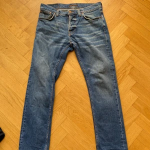Nudie Jeans Grim Tim - Säljer två par Nudie Jeans. Båda är modellen Grim Tim vilket är slim fit. Båda byxorna passar storleken 30/30 i jeans. 500kr styck, eller 900kr för båda. 