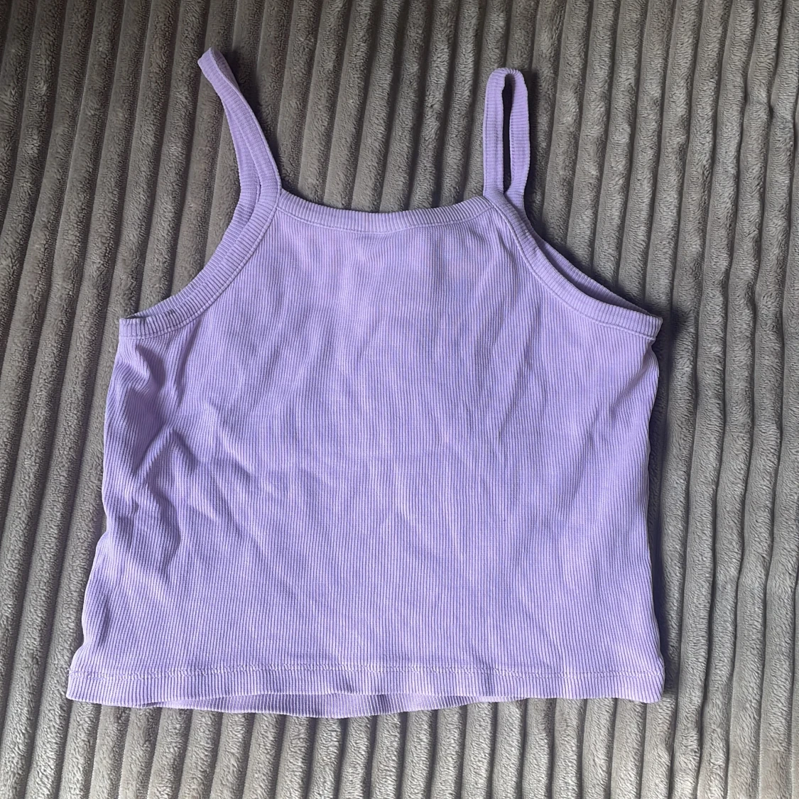 Ljuslila ribbad linnetopp från Pieces - 1