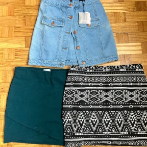 3-pack kjolar: jeans, mönstrad & grön - Säljer tre snygga kortkjolar! En ljusblå jeanskjol från Missguided med knappar och fickor framtill, en svartvit kjol med grafiskt mönster och en ribbad mörkgrön kjol med omlottkant. Perfekta för att mixa stilar och skapa olika looks.