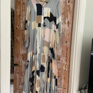 Munthe långklänning i silke och viskos - Munthe klänning, använd fåtal gånger. Ganska stor i storlek, passar ungefär som en stl M. Nypris 3899kr