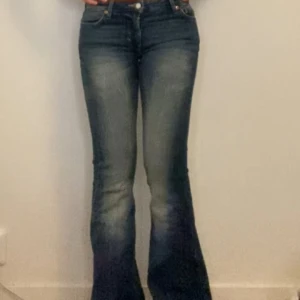 Lågmidjade bootcut jeans - Blåa bootcut/ flare  jeans ifrån weekday i W25 L34💞 Jag är ca 170 cm som preferens och de är använda 1 gång🩷 