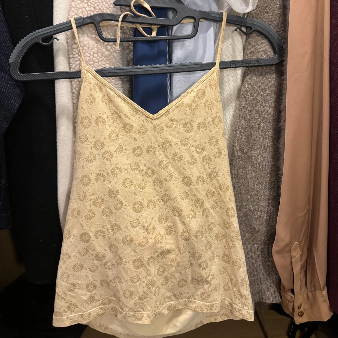 Beige blommig linnetopp